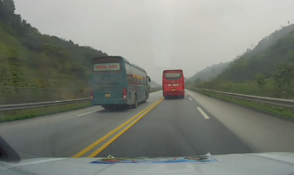 Clip: Hãi hùng nhìn hai xe khách đường dài giành đường trên cao tốc Nội Bài - Lào Kai